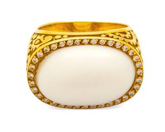 Lot 17 18k Yellow Gold, Natural Diamond, and White Coral Ring Size 7 13.5 g
