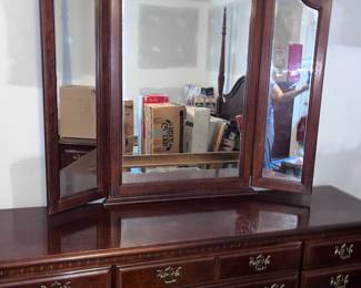 Queen Ann Dresser With Mirror