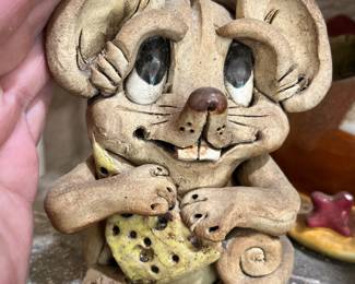 Vintage Hindt pottery mouse