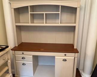 Country Style Desk with Hutch