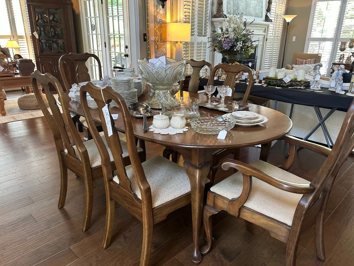 Queen Anne Pennsylvania House Dining Table and Chairs