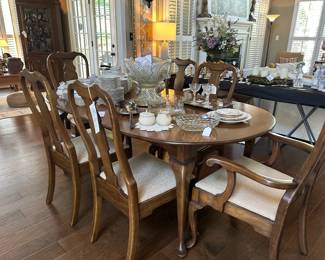 Queen Anne Pennsylvania House Dining Table and Chairs
