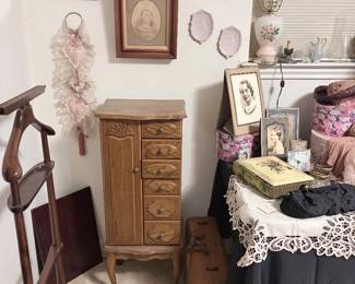vintage pictures, vintage hats, hurricane style lamps, hatboxes, vintage purses, mirrors