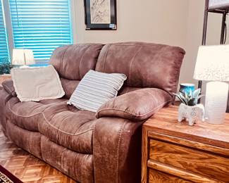 Love Seat / Brown 
