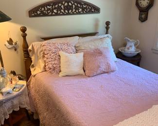 queen bed -lots of sheets, spreads, linens and decorative pillows