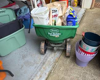 Scotts Turf Builder Edgeguard DLX Broadcast Spreader