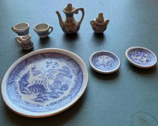 Vintage Blue Willow Miniature Tea Set with Decorative Plate second image