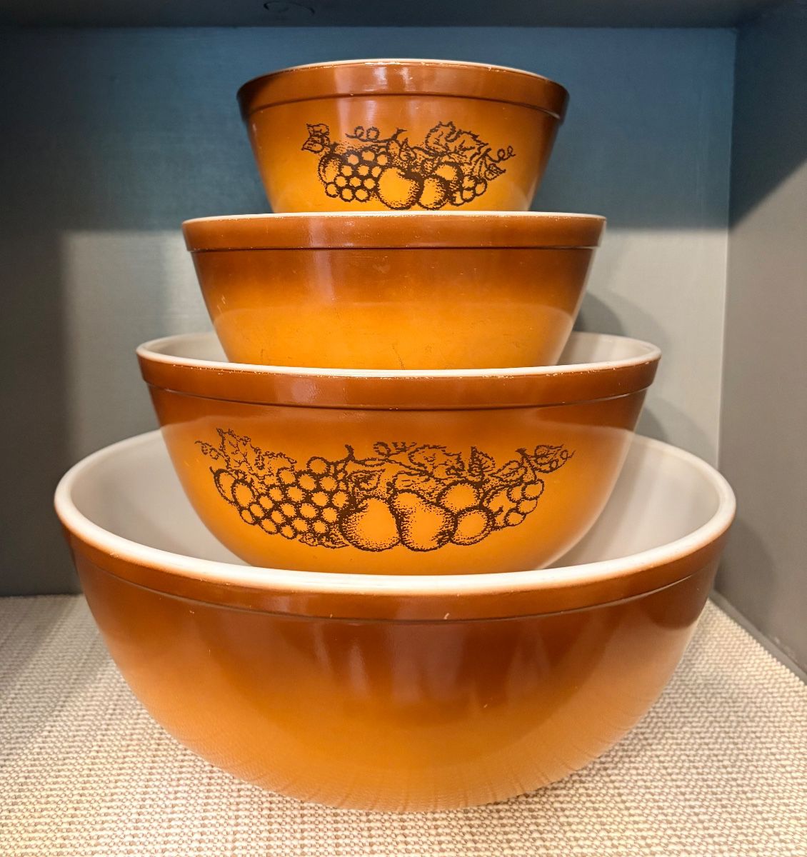 Pyrex "Old Orchard" pattern set of 4 nesting bowls