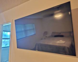 Smart flatscreen, mounting will not be sold