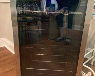 #12	Vissani wine cooler with 3 shelves 3 wine rack - 20x21x31	 $100.00 