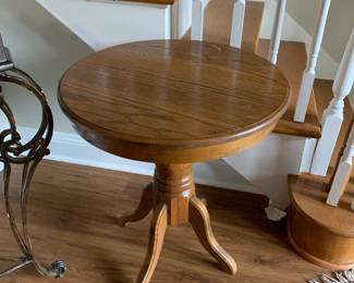 #139	Oak Round Pedestal Table - 23x25	 $75.00 