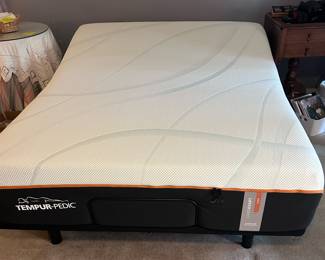Tempurpedic adjustable bed with remotes