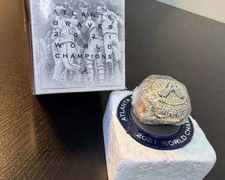 Atlanta Braves World Series Champions Commemorative Ring with Display Base and Box