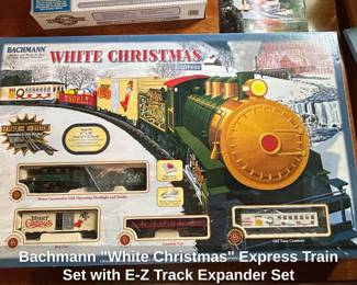 Bachmann White Christmas Express Train Set with EZ Track Expander Set
