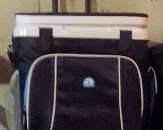 Igloo MaxCold Cool Fusion Rolling Cooler