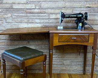 Early 1950s Singer 66-16 Sewing Maching that works 