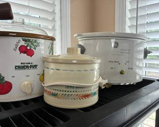 Slow cookers in various sizes