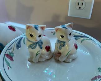 Lenox Poppies on Blue cat salt & pepper shakers