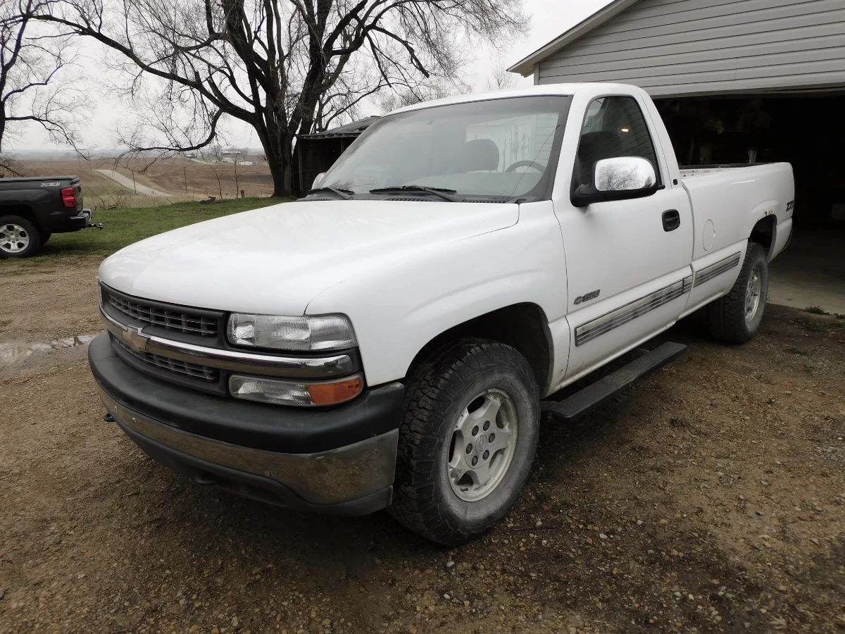 2000 Chevrolet Z71 Pickup, Regular Cad, 4WD, AT, 5.3 V-8 Engine, 275/65R/16 Rubber (like new), 73,437 miles
