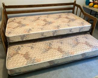 Daybed w trundle bed