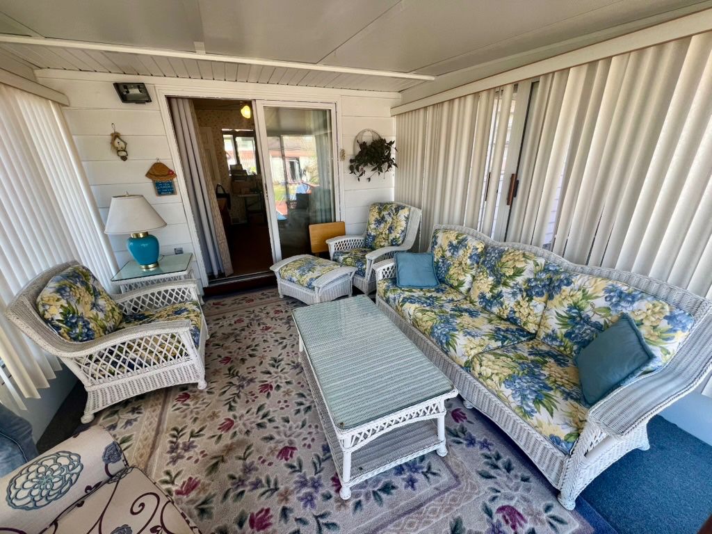 Beautiful 6 piece vintage wicker porch furniture