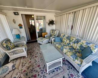 Beautiful 6 piece vintage wicker porch furniture