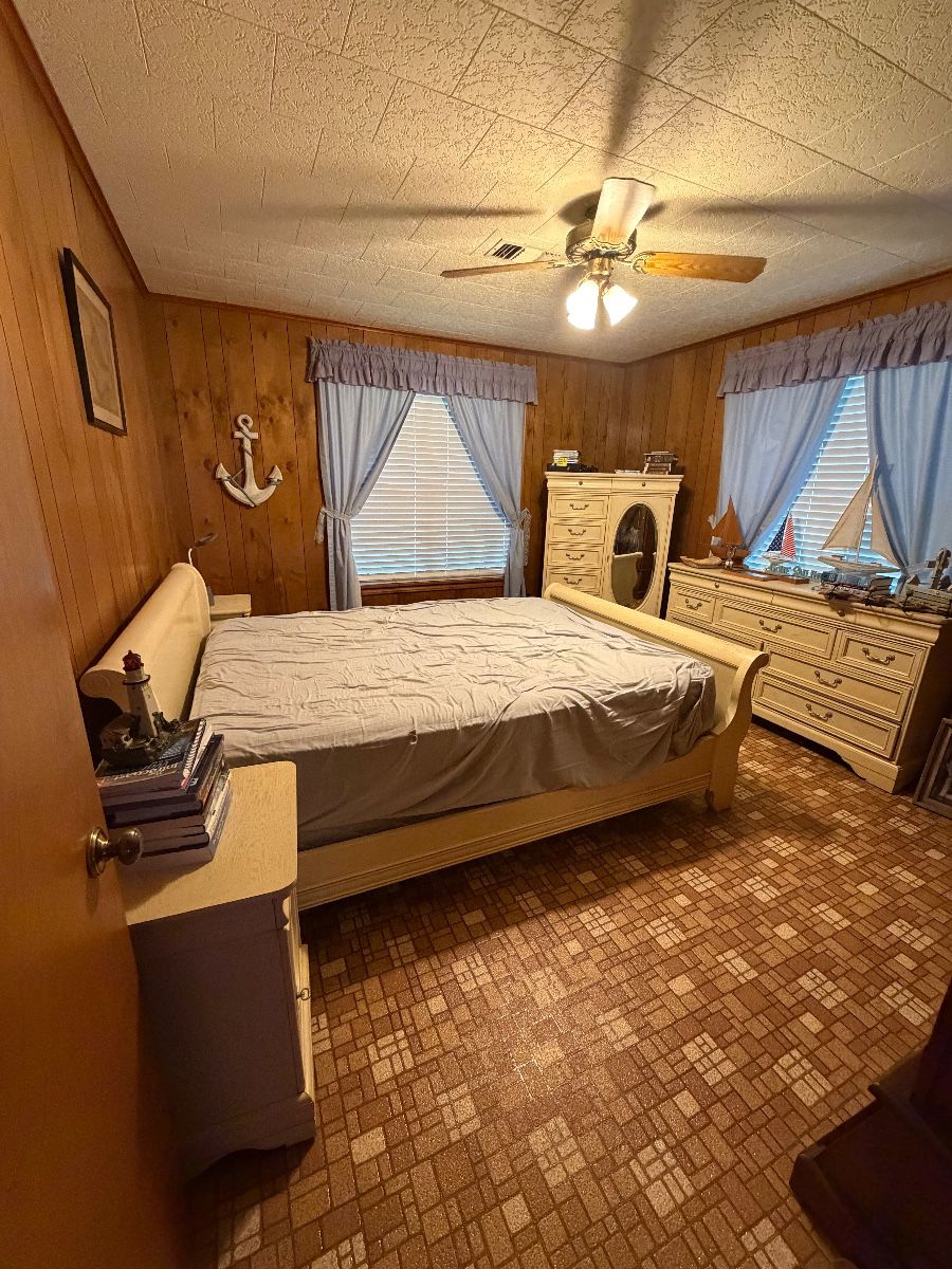 Queen size bedroom furniture set