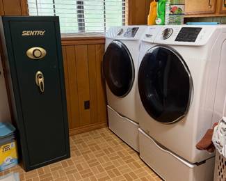 Washer and dryer set 