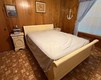 Queen size bedroom furniture set