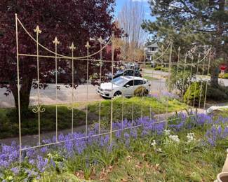 114 WhiteMetalGardenFence4PanelsFleurDeLisDesign