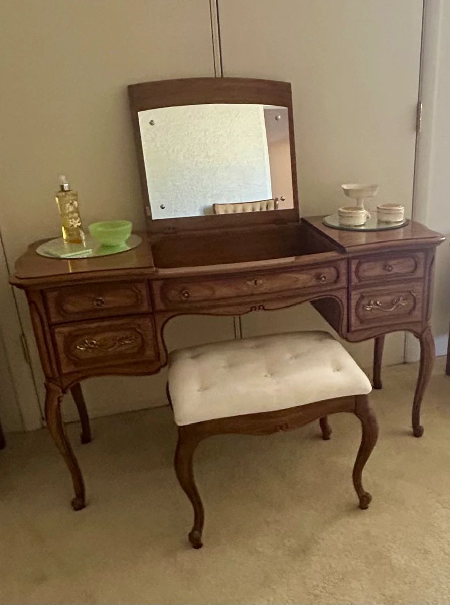 vanity and seat