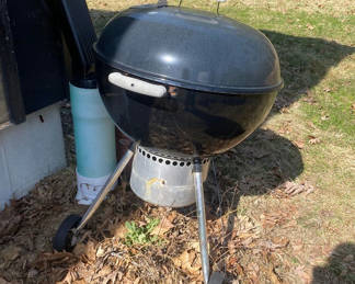 Lot 1: Weber Charcoal Grill