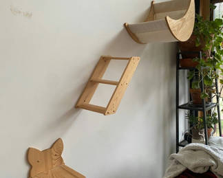 Lot 23: Cat Furniture