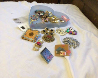 Lot 132: Assorted costume jewelry and brooches