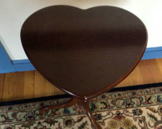 Lot 94: Heart-shaped pedestal end table