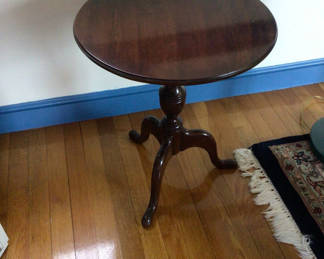 Lot 93: Round dark wood pedestal table