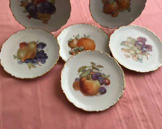 Lot 13: Six Bavarian fruit-motif porcelain bowls