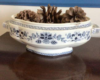 Lot 116: Mandarin Blue and white ceramic tureen 