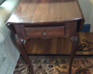 Lot 75: Dark wood end table with single drawer and curved legs