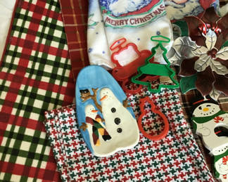 Lot 157: Christmas Decor and Linens Collection