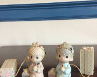 Lot 114: Precious Moments light figurines with gift boxes