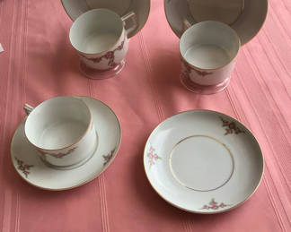 Lot 10: Floral porcelain teacups and saucers set