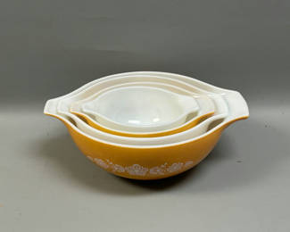 Lot 33: A Group of 4 Vintage Pyrex Mixing Bowls 