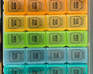 Lot 24: Assorted vintage collectibles and decorative items