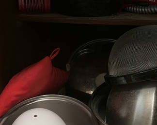 Lot 250: Assorted kitchen cookware and accessories