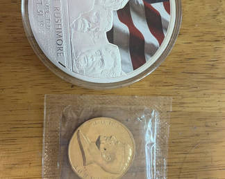 Lot 261: Mount Rushmore commemorative silver coin with gold commemoratives