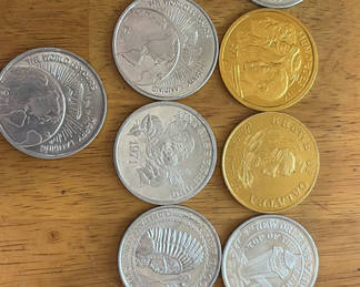 Lot 260: Assorted commemorative coins and tokens