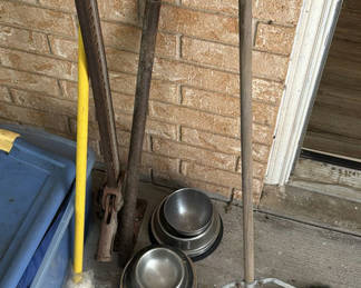 Lot 123: Assorted garden tools and hardware