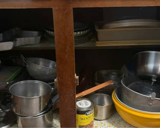 Lot 255: Assorted metal cookware and kitchenware