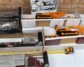 Lot 118: Scale-model toy trucks and construction equipment